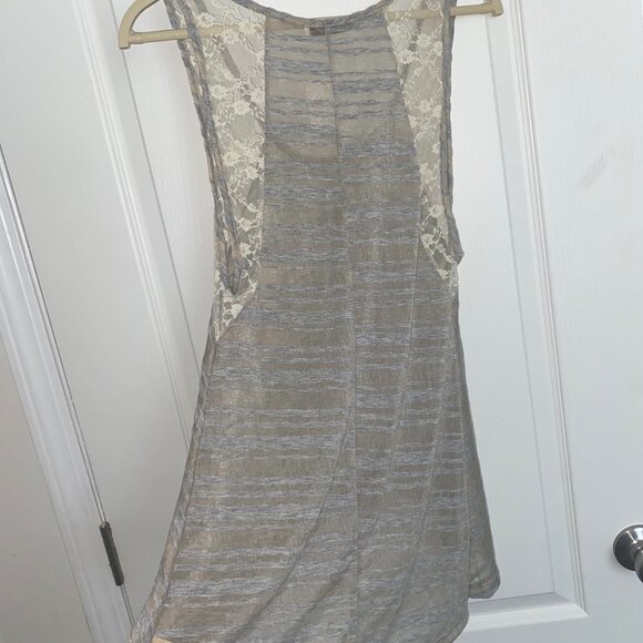 NWT Semi sheer laced hi-lo top - Picture 5 of 8